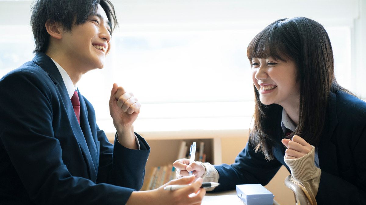 高校生カップルが海辺でデート - 日本人のストックフォトや画像を多数ご用意 - 日本人, 学生, 2人 - iStock