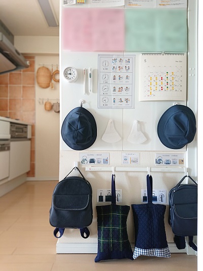 壁掛け収納の幼稚園身支度コーナー - 子どもと住む１ＬＤＫ