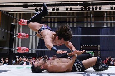 ＷＷＥ カート・アングル＆スティーブソンの五輪金メダルコンビが伝説の牛乳噴射を再現！東スポWEB