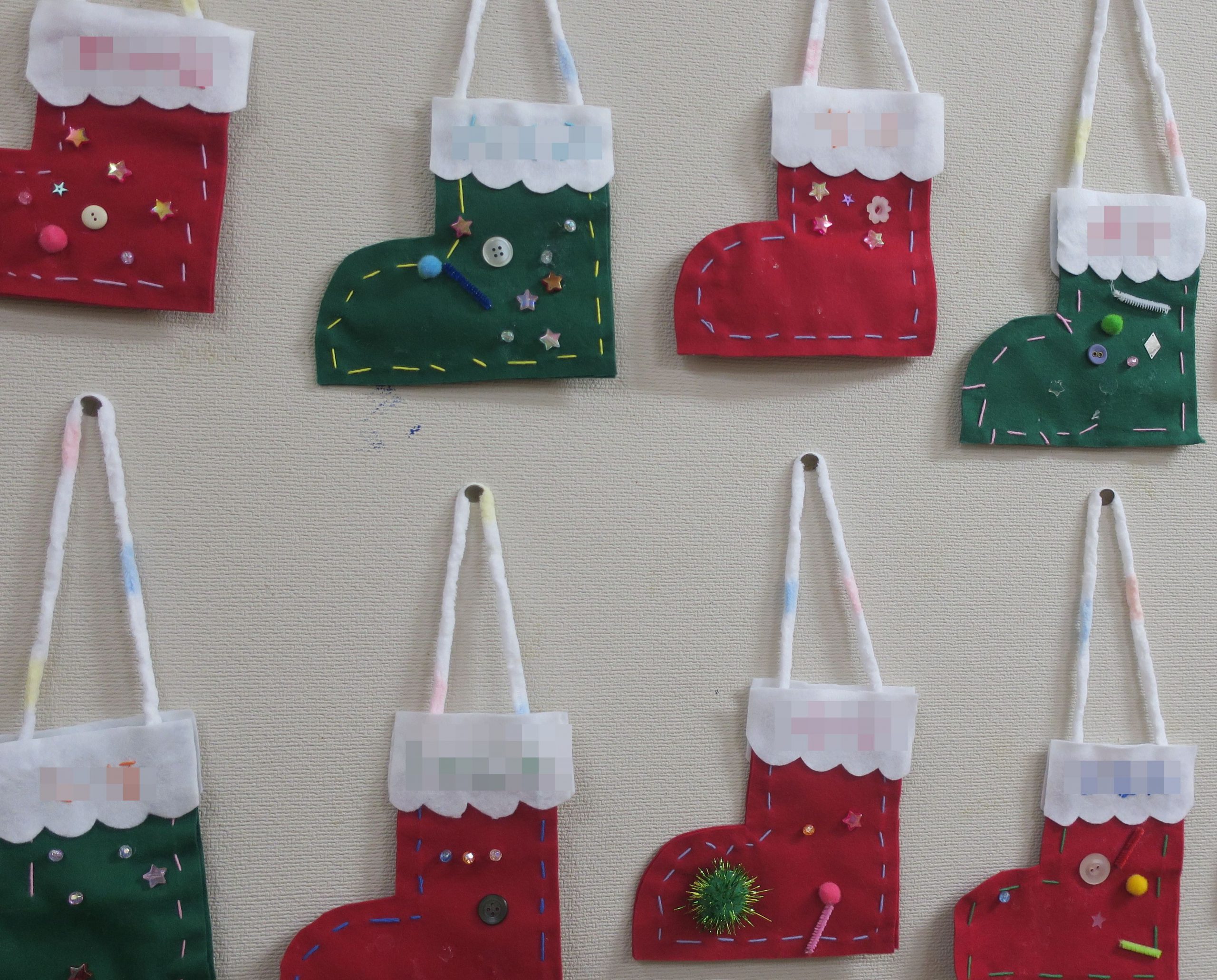 たんぽぽ保育園🎅 クリスマス製作③ 🎄🧑‍🎄❁💖 ３歳児さんの製作です⭐ ⁡⁡ ⁡クリスマスツリー🎄製作♥ 紐通しで作るオーナメント🔵🔴は 楽しみながら手指の発達を促します✨ ⁡保育園保育所保育士保育者保育園紹介保育園行事保育園製作保育 製作