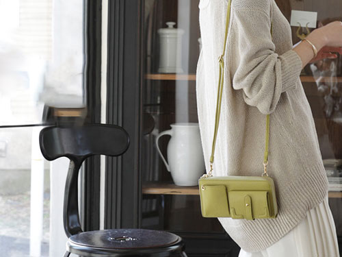 子育て中ママにおすすめ！落下防止＆首が痛くならないanoの首掛けスマホケース - Porta Fortuna