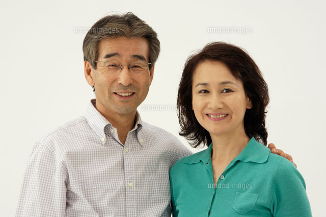 ドライブする中年夫婦の写真素材16476045- PIXTA