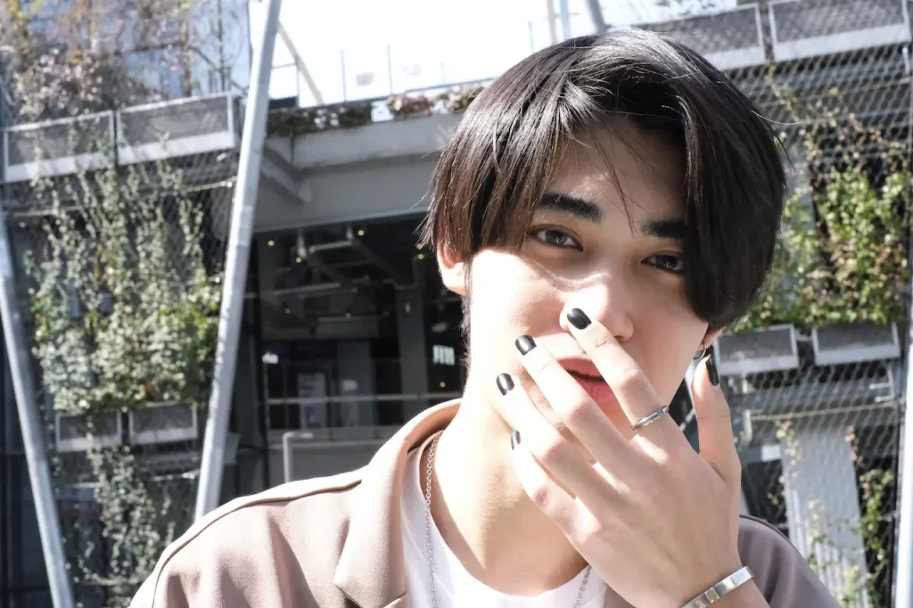 男の手が白い背景、さまざまなポーズ、何かを持っている手に分離の写真素材・画像素材 Image 72657184