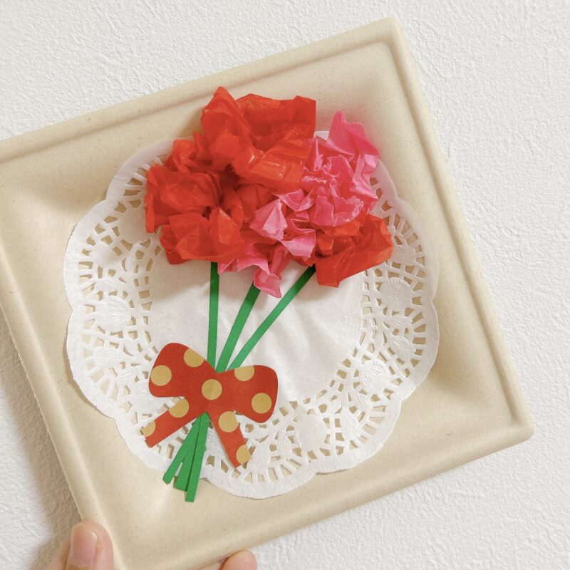 紙皿を使ったビッグフラワー作り！ よく見る写生も大切だけど、ユニークな1点を創り出すのも面白い。 様々な素材を組み合わせてみましょう！ もうすぐ母の日。 手作りのお花をプレゼントもいいかもね！放課後ワークショップレッスンの様子アートアトリエ世田谷