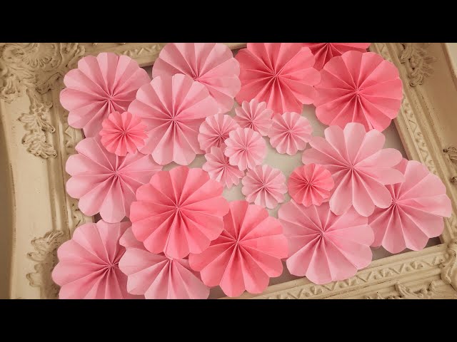 長寿を祝う敬老の日』 壁面飾り・高齢者施設向け ＊ ご老人の長寿を祈り、みんなでお祝いしましょう🦋折り紙の蝶やトンボ、沢山の秋の花が囲み、優しい雰囲気を演出します。 綺麗な色の組み合わせが品の良い壁面飾りです。 ＊伝承折り紙のトンボはちょっと時間がかかる