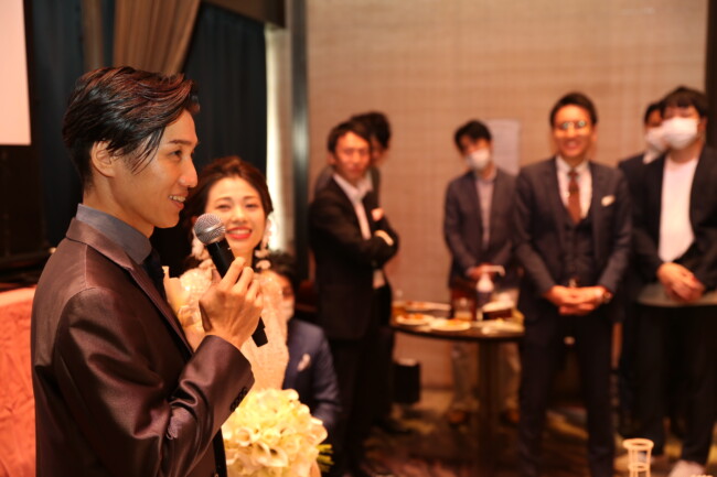 結婚式の最後を締めくくる「新郎謝辞」💬 結婚式に来てくれたゲストや 今まで育ててくれた両親に向けて感謝の気持ちを述べ、これからの決意を表明する場面です📝 謝辞の文例を3つ、ご紹介します🪄 marryのサイトでもご紹介しています📝 @marryxoxo_idのプロフィールの