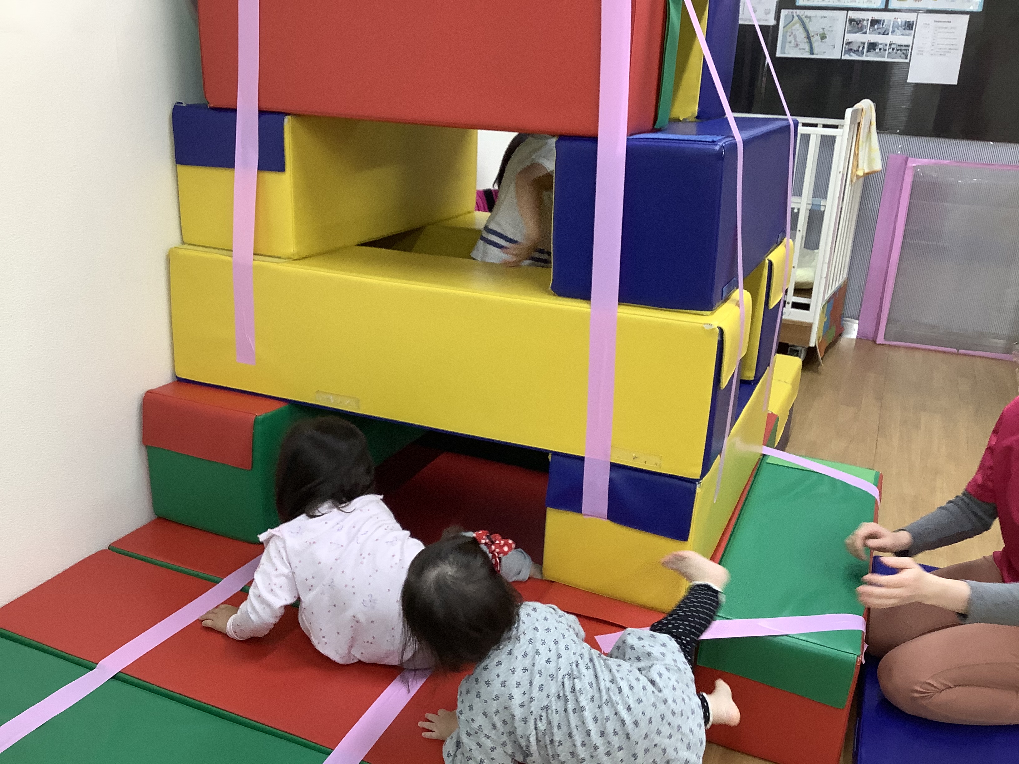 保存版！雨の日でも楽しめる♪ 1・2歳児の室内遊び 20選🌟 今回は、雨の日でも 室内で盛り上がる おすすめ室内遊びを 遊びの種類別にご紹介します！年齢別の遊びのねらいに ついても最後に載せています🌈 遊びのポイントもありますので 遊びをアレンジしながら 子ども