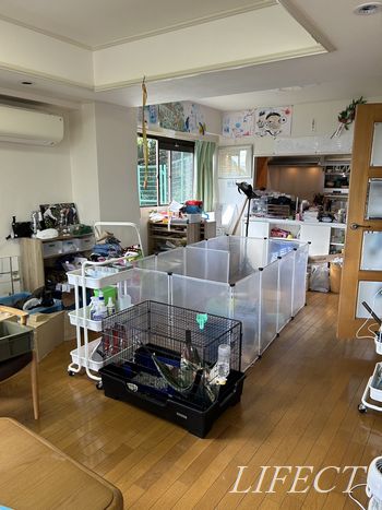 工作好きっ子のための工作ワゴン👧🏻 子ども用の机ではなく、 リビングのテーブルで作ることが多いから よく使うものは移動出来るワゴンに入れてます。1番使うものは上の段に クレヨンやハサミなど2.3段目は工作に使う廃材など。 たまに中身入れ替えたりしてます