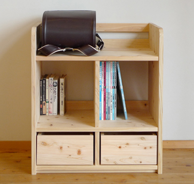 あやのすけ⌇無印良品を愛して24年！2児のママ2022 02 25ランドセル収納 ▽無印お姉さんをフォロー🐰💓@ayanosuke.muji こんにちは🤎 痩せたい！貯めたい！無印だいすきーっ💓 無印お姉さんことあやのすけです。 1年使ってみたランドセル収納の使用感紹介します