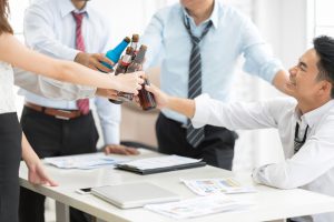 既婚者同士 職場の仲良しな異性が見せるお互いに好意があるサインを解説！Smartlog