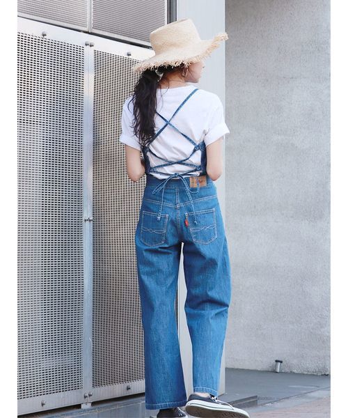 板野友美、自然満喫の牧場コーデに「牛より可愛い」「田舎な景色にも似合う」とファン歓喜 - スポーツ報知