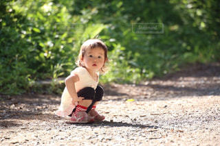 しゃがむ子供の写真素材写真素材なら「写真AC」無料 フリー ダウンロードOK