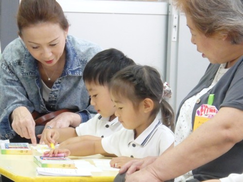 ☆丸山保育園 「祖父母参観でわらべうた」 祖父母参観日がやってきました。子ども達は、大好きなおじいさんおばあさんと一緒に登園し、自己紹介や歌の披露をしたり、プレゼントを渡したりしました。今日のお楽しみは 中津美奈子先生の「わらべうたであそぼう」です