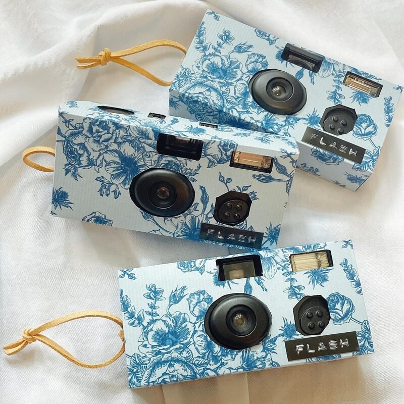 結婚式×写ルンです＝結婚すルンです🤵🏻‍♂️👰🏻‍♀️💐 ゲストの方にも楽しくお洒落に写真を撮って欲しいですよね☺︎ テーブルに写ルンです📸大切な日の思い出をゲスト目線で残しませんか？ おひとつから作れます🌼 ----------結婚すルンです1個 2,300円 税込