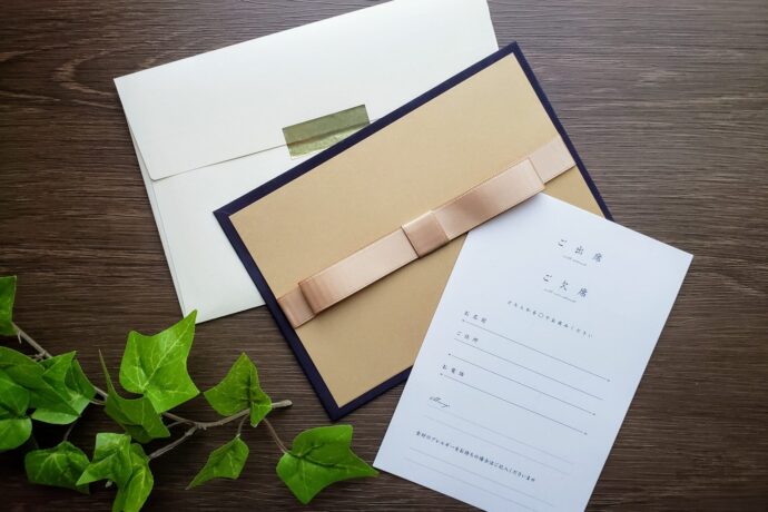 結婚式の招待状は郵便局持ち込み？ ポスト？ 送り方のマナーとスケジュール結婚式場の選び方