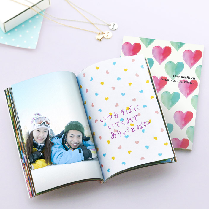 半年記念日フォトブック💐 本日ご紹介するのは @runa___xile さまのご投稿です。 半年間のお2人の思い出を、フォトブックにまとめていただきました💗月ごとに思い出をまとめたり、カップルコーデをまとめたページが素敵ですね！ 切り抜きのデザインがとっても可愛いです