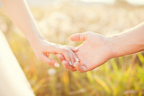 なぜ、カップルは手をつなぐの？最高にロマンチックな「8つの理由」TABI LABO