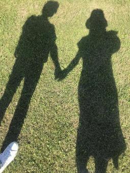 手を繋ぐタイミング10選。初めて繋ぐのは付き合ってから何回目のデート？Smartlog