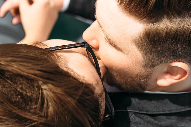 多くのカップルがキスする場所とは？理想のタイミング キスの仕方も解説Smartlog