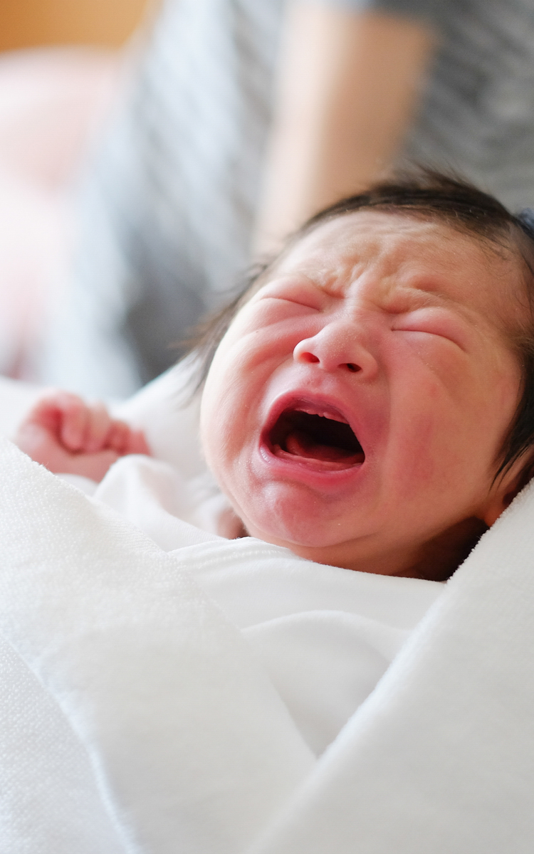 絶妙 寝ぼけて大暴れする生後4ヵ月赤ちゃん 令和4年ベビー