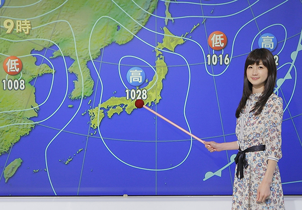 天気図をチェックする井田寛子さん 2011年撮影- スポニチ Sponichi Annex 芸能