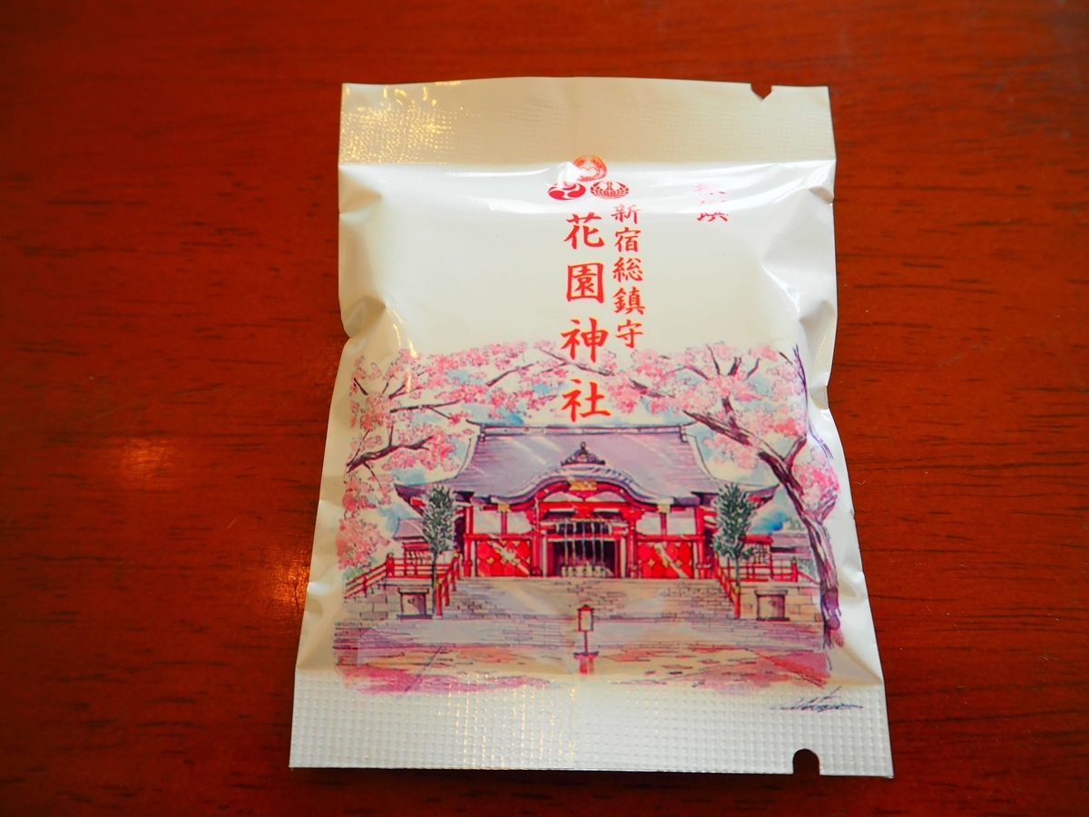 ⛩花園神社 📍東京都新宿区新宿５丁目１７−３ 都会のど真ん中にある神社さま✨ こちらの切り絵御朱印が欲しくて参拝して来ました😊 ○直書き御朱印○切り絵御朱印 ジンジャー味の紅茶パックも頂きました☕️💕 神社とジンジャーをかけてるのかな？ ちょうどお祭りで屋台