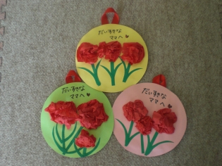 保育園 5月製作「母の日」プレゼントアイデア年少から作れる簡単折り紙カーネーション折り方保育士のお仕事静岡