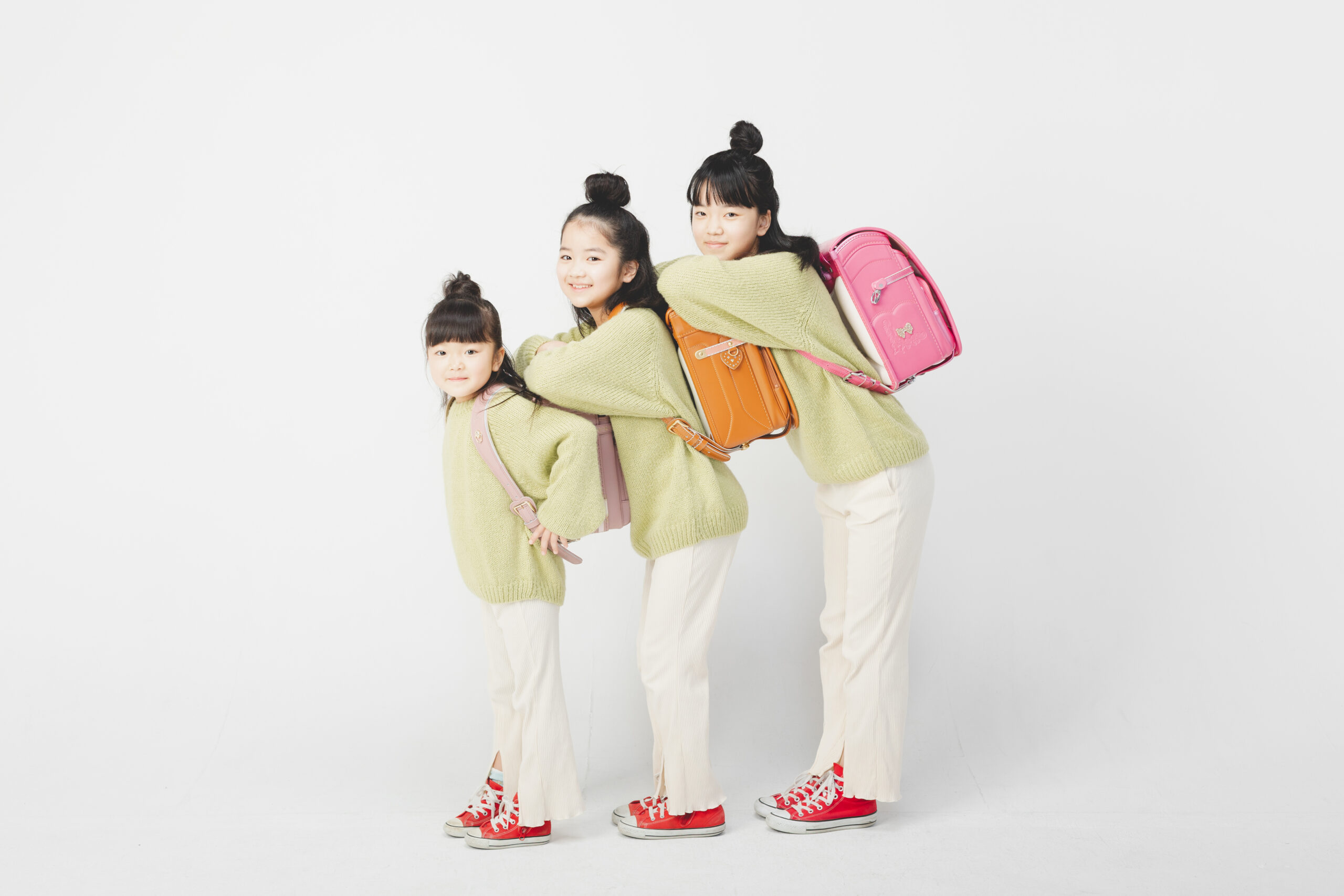 ランドセルの小学生兄弟と母親の後姿10517771 の写真素材 - アフロ