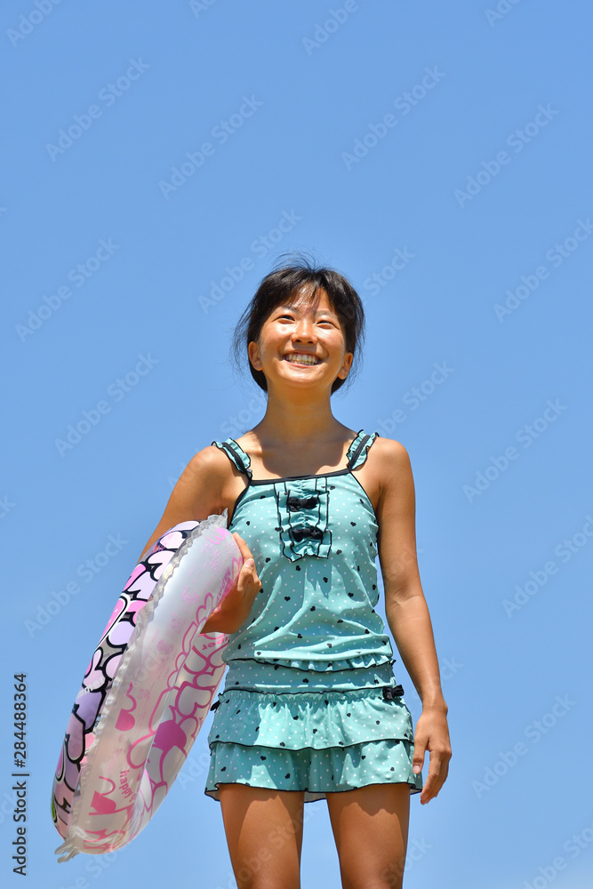 海水浴を楽しんでいる女性のイラスト - 無料イラストのIMT 商用OK、加工OK