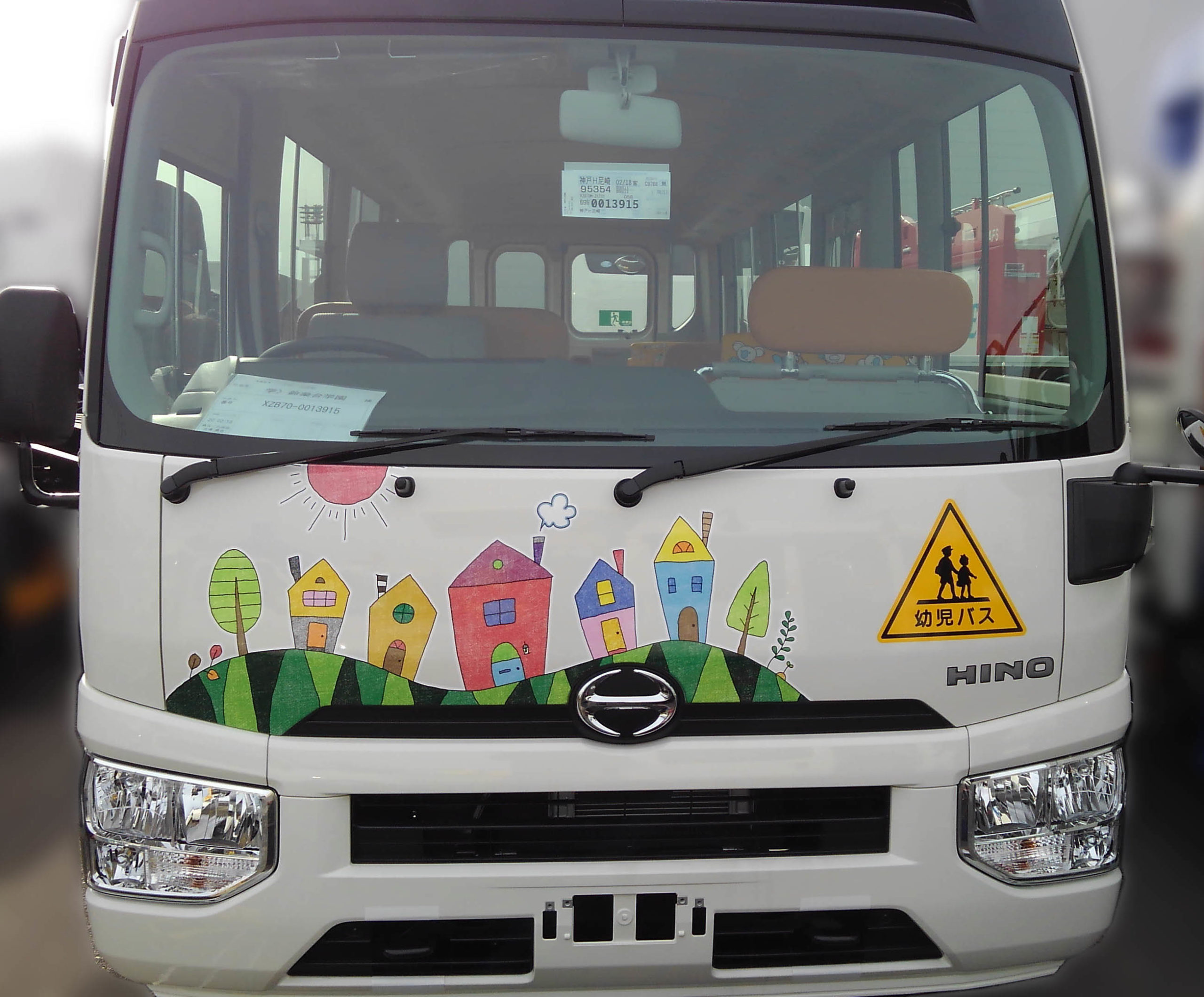 幼稚園バスに楽しく乗っている幼稚園児のイラスト無料のフリー素材 イラストエイト