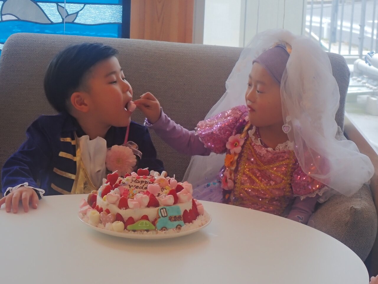 安倍なつみさん第三子出産、山崎育三郎さんが喜びを語る「また新生児が抱っこできる、たまんないですね」