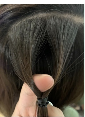 簡単登園ヘアなら→ @eri_kids_hair \前髪アレンジ先日のアンケートで前髪のアレンジを リクエストしていただいたので くるりんぱを使って 前髪アレンジしてみました😊 ゴムをカラフルゴムにするとより一層 可愛らしくなったよ😆🌈 テールは三つ編みしても、お団子にして