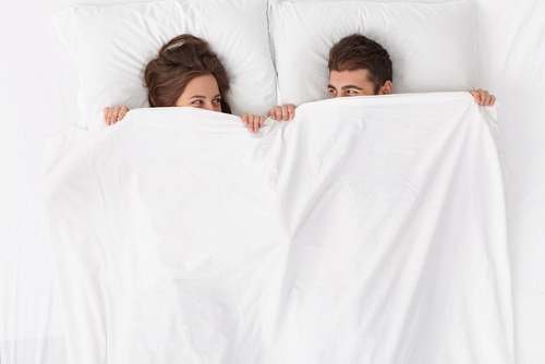 抱き枕がないと寝られない？眠れない心理と効果まで徹底解説まくら株式会社