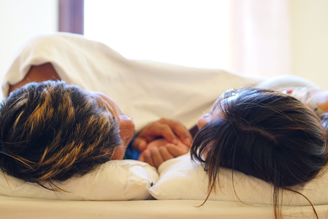男女別 手を繋いで寝る心理11選付き合ってないのに手を繋いで寝る意味は?Cuty