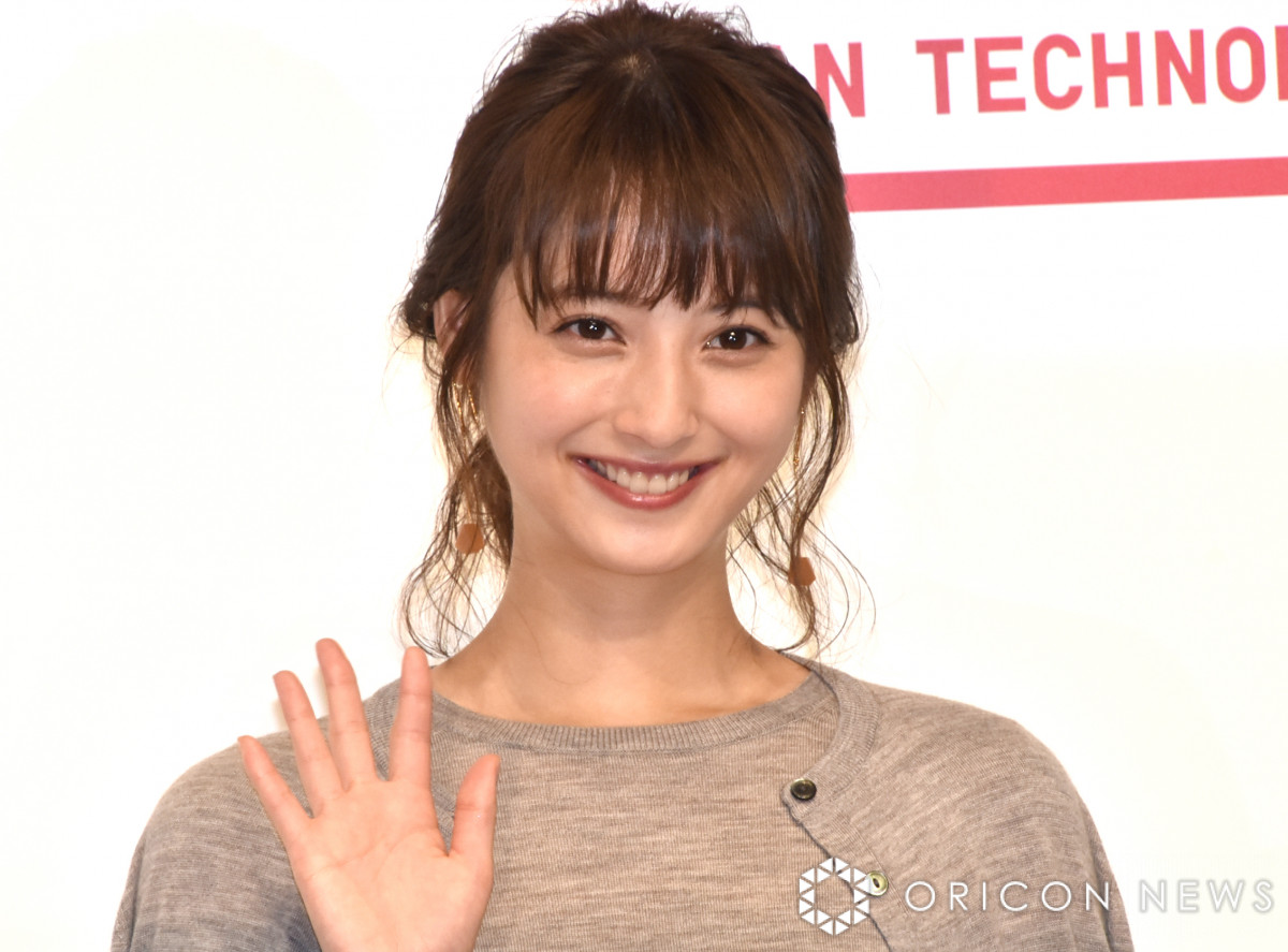 えぐ可愛い」佐々木彩夏、ミニ丈コーデで美脚ちらり！ 「美人だなぁ」「大人っぽいあーりん」antenna アンテナ