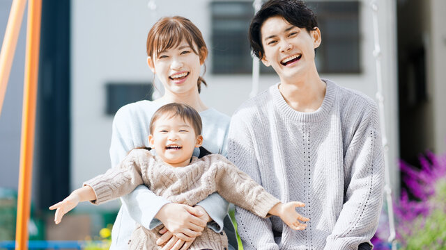 家族と家のイラスト 無料イラスト・フリー素材