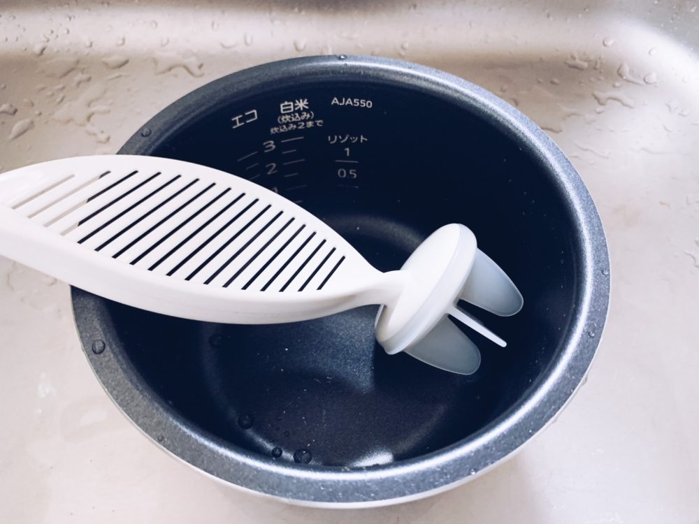 冬場の米とぎも寒くない ダイソーのシリコン米とぎスティックなら、冷たい水に触れなくてOK