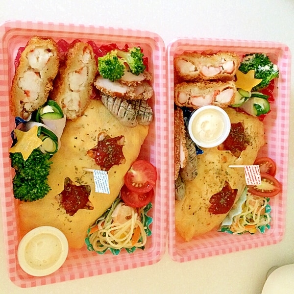 作り方詳細は本文に↓ ＊おねんねリラックマのオムライス弁当＊材料ケチャップライス 適量 薄焼き卵 1枚 海苔 少々 スライスチーズ 少々乾燥パスタ １本 ケチャップ 少々 白ごま 少々 スナップエンドウ 塩ゆで１個 チェダースライスチーズ 少々 １．ケチャップ