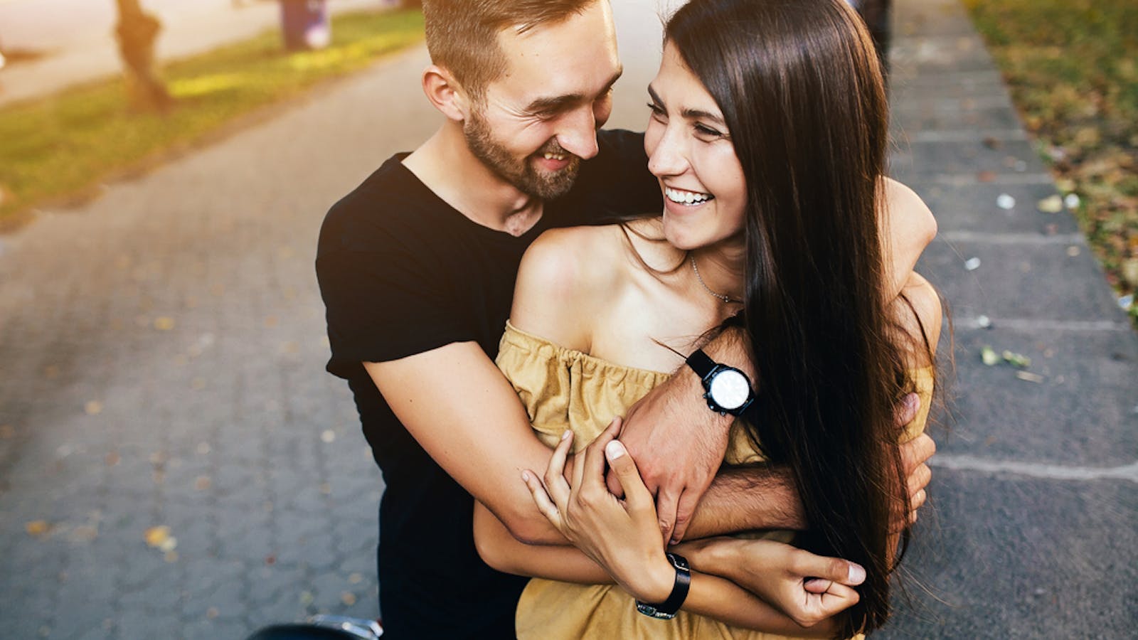 イラストつき 彼氏をドキドキさせる！ ハグの種類・仕方「マイナビウーマン」