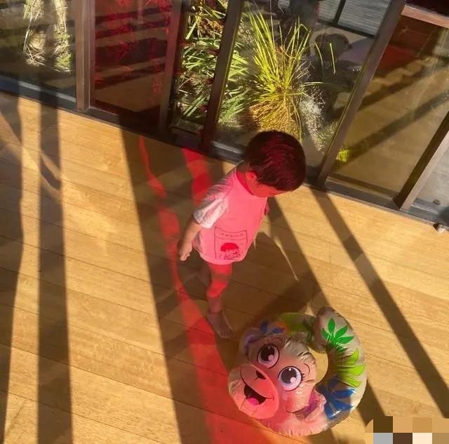 张歆艺微博晒儿子，可爱宝宝在线凹造型，拍照的二姐也很