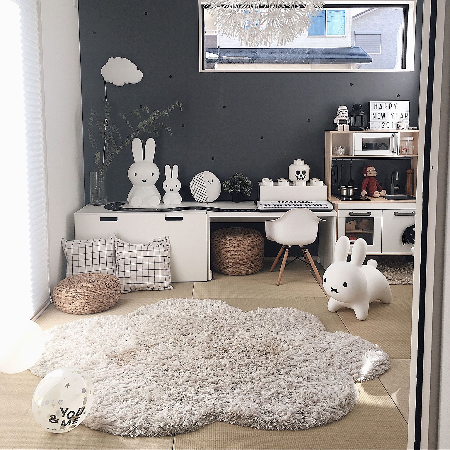 3人兄弟のこども部屋アイデア @eightdesign, 仲良し3兄弟からの要望で、もともとは2部屋だったスペースを3人で使用できるようにしました。,間仕切りを兼ねた収納家具は床に固定されていますが、ライフステージに合わせて簡単な工事で移動させることも可能です。,空き部屋もあるので、将来的に個室に間取り変更もできる余白を残しています。, 一角には勉強スペースも。,