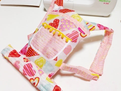 100均の材料で作れる♡縫わずに貼るだけ♩子ども抱っこ紐, ., これいいな！って思ったら、右上の「保存」ボタンを押してね🤗, .,みんな大好き♡子どもサイズの抱っこ紐を、100均の材料を使って貼るだけで作れちゃいます！, ゴムを使うので着脱も簡単♪ 背中側にまわせばおんぶもできます。, ., Calonさんの素敵なアイディアです♪ @calon_style, .,材料 ,