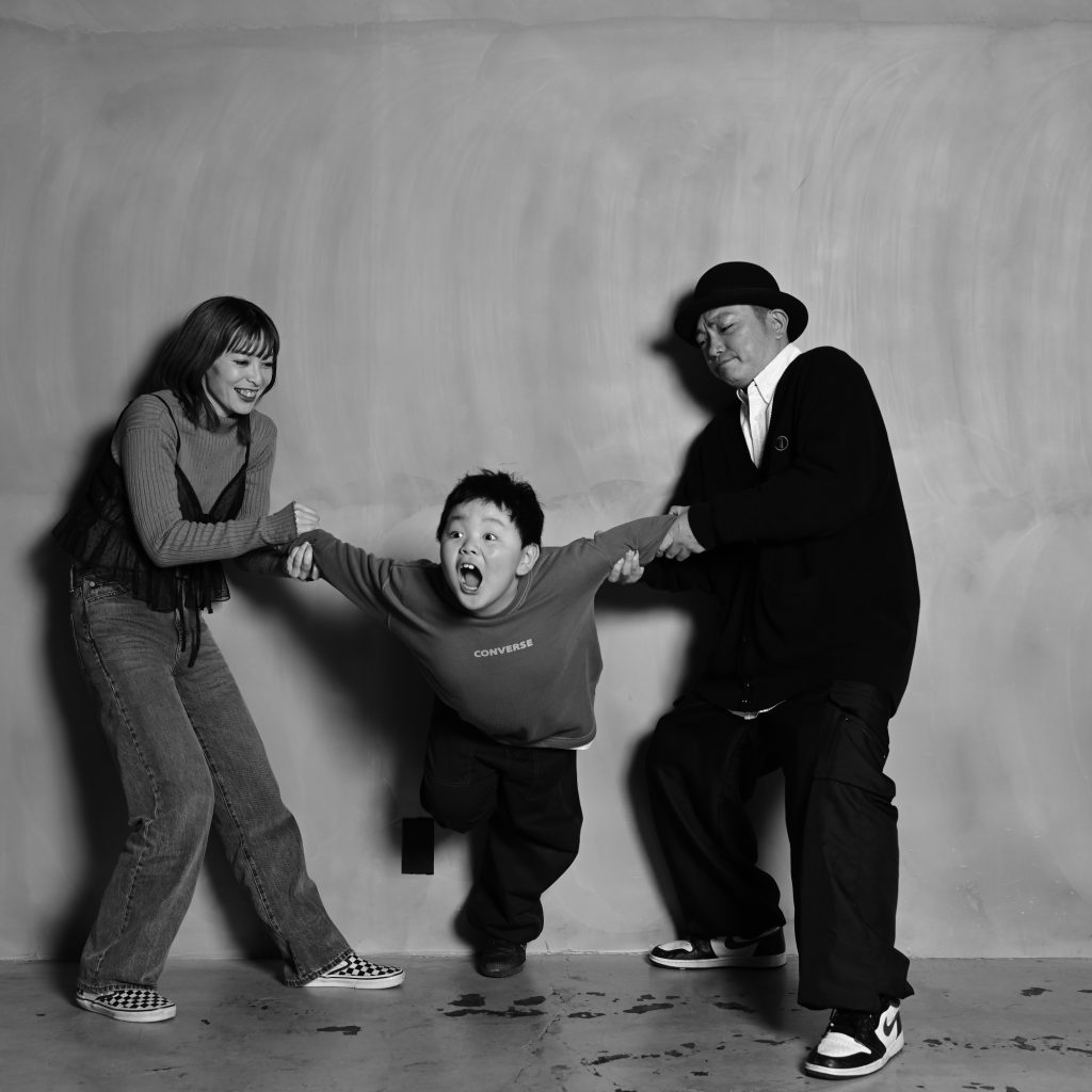 2人の男性タッチ拳ポーズ - きちんとしているのストックフォトや画像を多数ご用意 - きちんとしている, しかめっ面, まぶしい - iStock