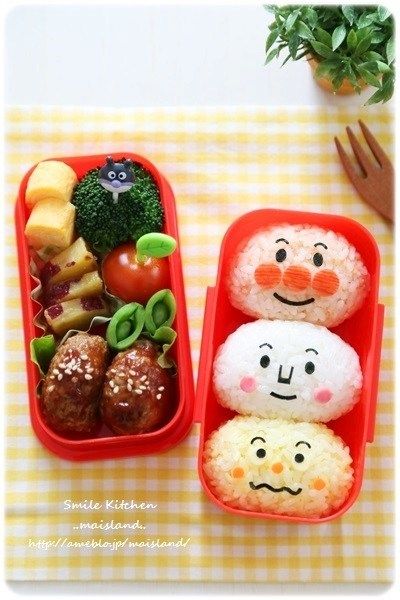 保育園お弁当 ⁡ お別れ遠足で動物園へ 行きはたまたま姉弟クラスが一緒に行くことになって ふたりで手を繋いで歩いたそう🤝 家でも園でも仲良しのおふたりさん⁡ ⁡ 🧡5歳 姉 ・おにぎり ・チキンナゲット ・ポテト ・卵焼き ・ハム ・ブロッコリー ・苺、りんご ⁡ 💙3歳