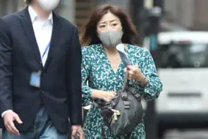 母はキレイなひとでした」 飯島直子、幼少期の家族3ショットを公開 母親との“あるある”エピソードも 1 2ねとらぼ