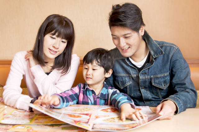 外食こうしてる🤔@ru_17628さんの投稿をお借りしました ＠ru_17628 ←他の投稿も見る🌿補足食べるものは考え方が難しい！！子供とはいえ1人1品頼まないといけない気がするし かと言ってお子様ランチが絶対1歳向けというより幼稚園生向けだったりするし 子供とは