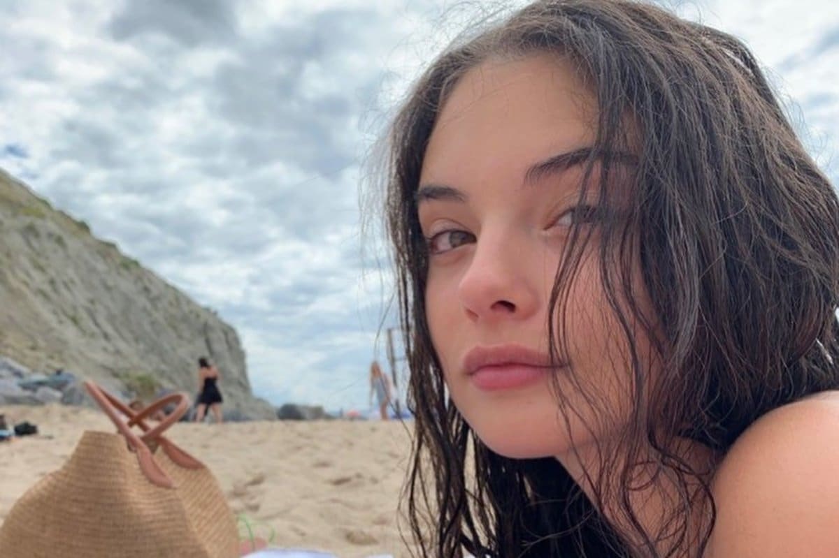 モニカ・ベルッチとヴァンサン・カッセルの娘 ディーヴァ・カッセルがドルチェ&ガッバーナを着用してスペイン版ハーパーズ バザー 3月号に登場。DGSS21 コレクションやアルファベット コレクションネックレス、サテン ビスチェ ボディースーツを着用しました。 Photo