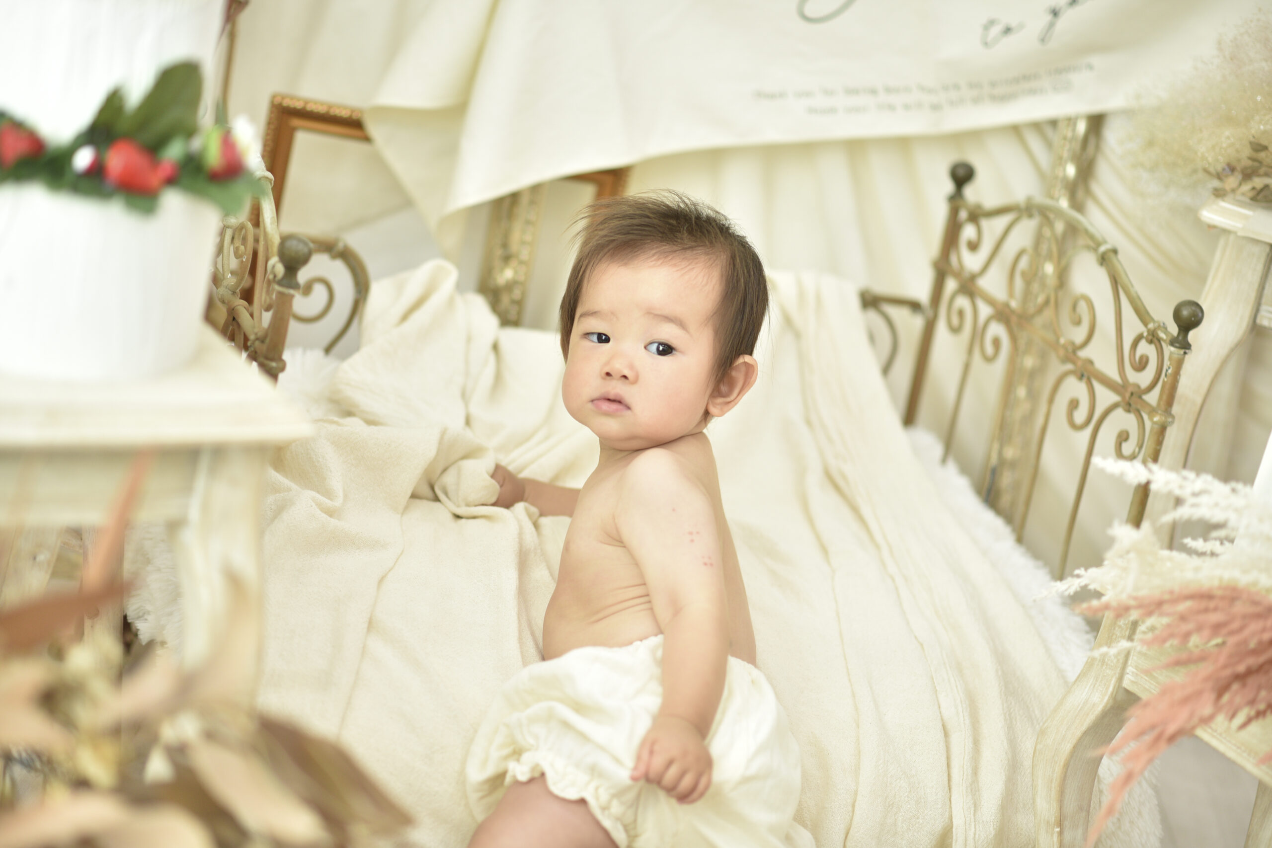 2人の幸せな裸の日焼けした子どもと、水泳用のブリーフと水着用のサンタンマークを持つ女の子。海浜の砂の上に立つ子供たち。バレーボールを持つ少年。フラットスタイルのベクター画像文字分離イラスト。」のベクター画像素材 ロイヤリティフリー745777525Shutterstock