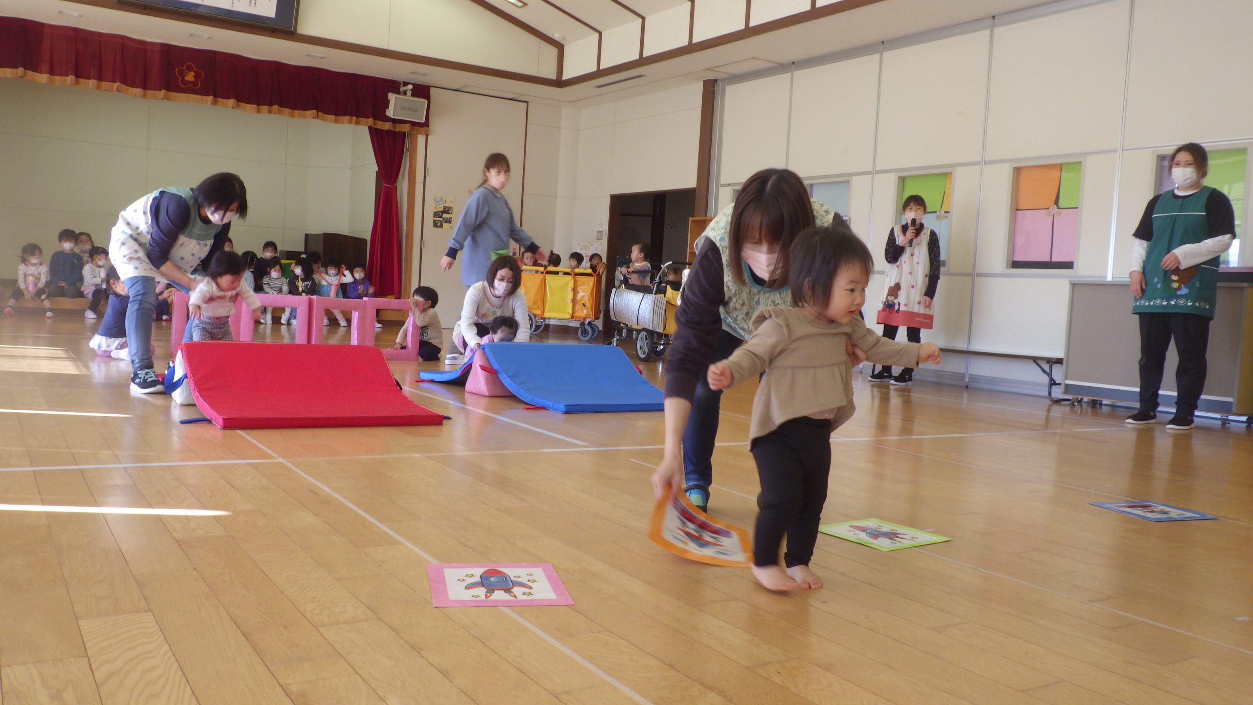 1歳児 はれぐみ〜 机上遊びの様子です! 積み木やぽっとん落とし、モール通し等 月齢に合わせて難易度を上げて挑戦‼️ 真剣に高くまで積み木を積んだり、指先でメダルを摘んで入れたり、 集中してモールに穴を通したり集中力を高めながら何度も何度も 挑戦して頑張っ