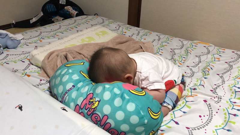 おくるみに包まれている生後2ヶ月の赤ちゃんの顔 写真素材6559388- フォトライブラリ